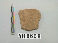 藏品(淺褐色夾砂陶片)的圖片